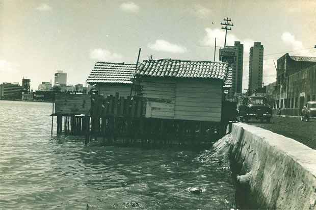 Mocambo construído à margem do Capibaribe, na Rua da Aurora, antes do processo de urbanização do Recife, que teve início nos anos 40. Foto: Arquivo DP/ D.A.Press