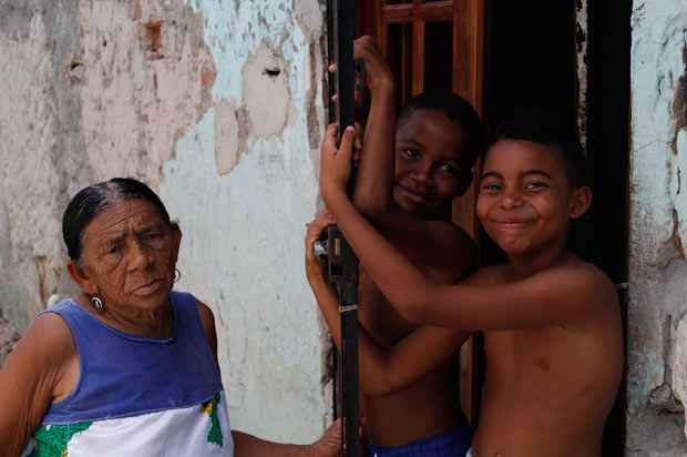 O beco onde Maria Pereira mora há 50 anos não passou pela urbanização. Para ela, cenário de precariedade se repete há décadas. Foto: Rodrigo Silva/ Esp. DP/D.A Press
