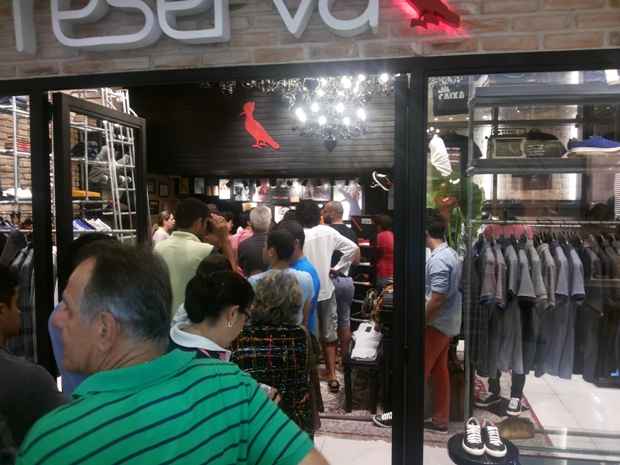 Na loja Reserva do Plaza, o público não conseguiu comprar bilhetes. Ninguém da fila garantiu lugar no show. Foto: Cortesia