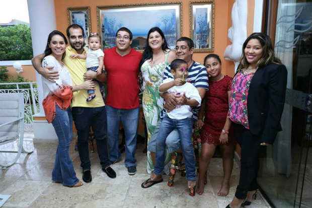 Família reunida em feijoada para comemorar o Dia de São Jorge (23 de abril). Foto: Facebook/Reprodução