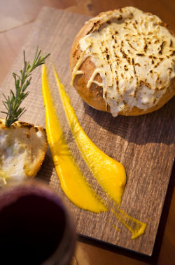 Pão italiano recheado com creme de gorgonzola é servido como petisco no Vaporetto. Foto: Peu Hatz/ Divulgação