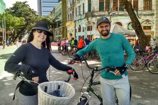 Fábia e Carlos aproveitaram o feriado para suar a camisa na ciclofaixa./Rosália Vasconcelos/DP/DA Press