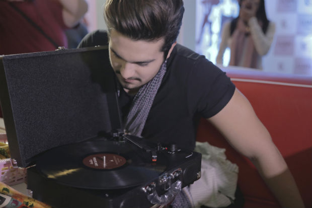 Luan Santana se inspirou em itens vintage com drive-ins e discos de vinil para conceito de novo show. Crédito: César Ovalle/