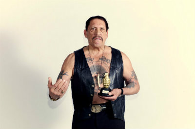 Nas gravações em Austin, Trejo mostra a Granada de Ouro do Space Awards/Canal Sapce/ Divulgação Nas gravações em Austin, Trejo mostra a Granada de Ouro do Space Awards/Canal Sapce/ Divulgação
