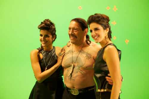 Danny Trejo grava vinheta do Space Awards com as gêmeas Elise e Electra Avellan
