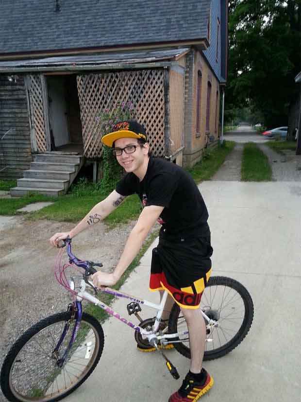 Josh Lewis. Foto: Spinelli's Pizzeria/Facebook  Reprodu&ccedil;&atilde;o/