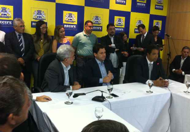 Solenidade aconteceu no gabinete do Prefeito. Foto: Thaís Arruda/ DP/ DA Press/