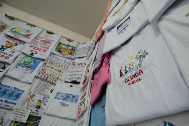O visitante encontra camisetas nos mercados de São José, no Recife, e da Ribeira, em Olinda. Foto: João Velozo/Esp. DP/DA Press