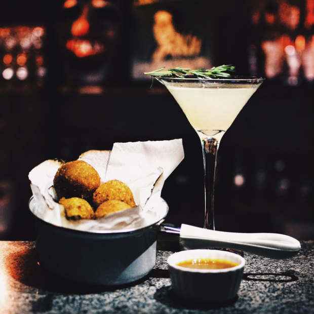 Bolinho de rabada é destaque na Haus Lajetop & Beergarden. Foto: Galeria Joana Darc/ Divulgação/