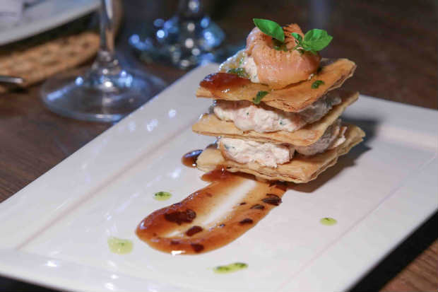 Entrada de salmão é opção do cardápio exclusivo da chef Carla Chakrian para o dia das mães no Ça Va Bistro. Foto: Ça Va Bistro/ Divulgação