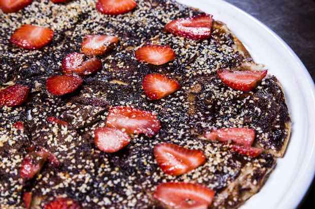 Pizza de brigadeiro com morango do Villa Foria. Foto: Villa Foria/ Divulgação