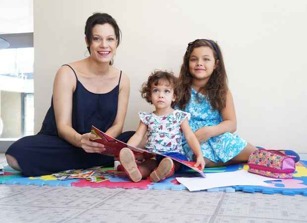Hermila Guedes com as filhas, Stela e Celina. Foto: Larissa Lins/DP/DA Press