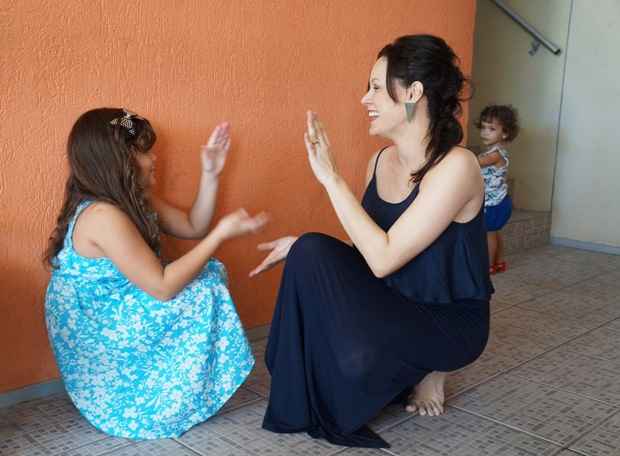 Hermila brinca com a filha mais velha, Celina, enquanto Stelia espia ao fundo. Foto: Larissa Lins/DP/DA Press