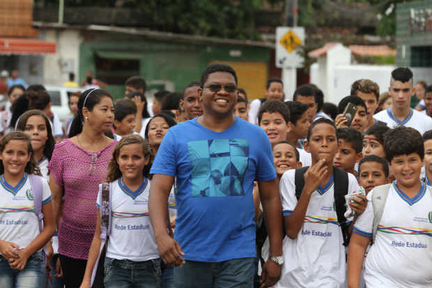 Turmas foram às ruas da comunidade Babilônia, no Barro, para fazer o vídeo. Foto: Allan Torres/DP/D.A.Press/Allan Torres/DP/D.A.Press