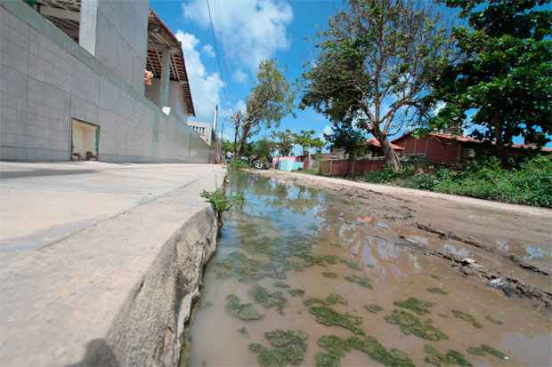 No Recife, h&aacute; duas d&eacute;cadas &eacute; proibido lan&ccedil;ar esgotos sanit&aacute;rios e &aacute;guas residuais nas vias p&uacute;blicas, mas res&iacute;duos continuam nas ruas. Foto: Anaclarice Almeida/ DP/D.A. Press/