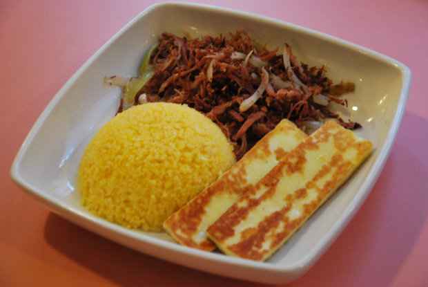 Cuscuz com carne de sol e queijo coalho. Foto: Bernardes Comunicação/ Divulgação