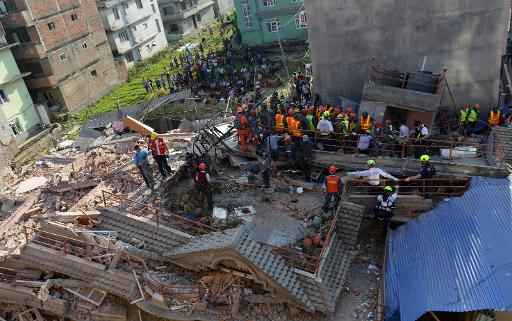 Equipes de resgate procuram sobreviventes em um prédio em Katmandu, no dia 12 de maio de 2015. FOTO: AFP/PRAKASH MATHEMA/ Equipes de resgate procuram sobreviventes em um prédio em Katmandu, no dia 12 de maio de 2015. FOTO: AFP/PRAKASH MATHEMA/