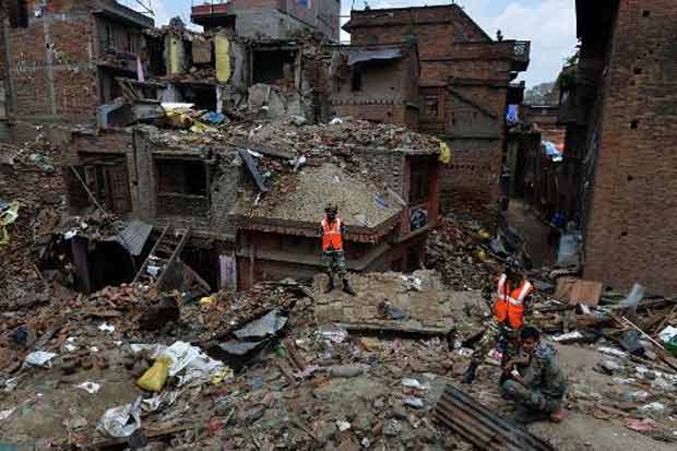 Soldados nepaleses inspecionam área atingida pelo terremoto de terça-feira em Bhaktapur, na região de Katmandu. Foto: Prakash Mathema/AFP/Arquivos/