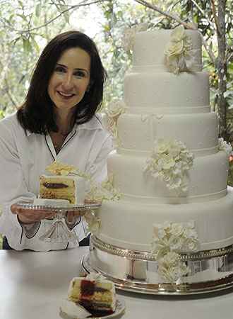 A confeiteira revela o segredo do bolo molhadinho: pão de ló, recheio fluido e calda por cima (Jair Amaral/EM/D.A Press/ A confeiteira revela o segredo do bolo molhadinho: pão de ló, recheio fluido e calda por cima (Jair Amaral/EM/D.A Press/