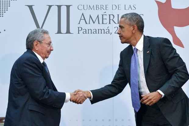 O presidente cubano Raúl Castro (E) e o presidente americano Barack Obama, no Panamá, no dia 11 de abril de 2015. Foto: Mandel Ngan/AFP/Arquivos/ O presidente cubano Raúl Castro (E) e o presidente americano Barack Obama, no Panamá, no dia 11 de abril de 2015. Foto: Mandel Ngan/AFP/Arquivos/