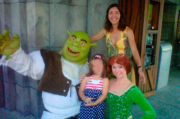 Foto de mãe e filha na Disney, postada em rede social na internet pela avó, que se diz impotente diante da decisão da justiça em conceder a guarda da criança ao pai, acusado de pedofilia/ Foto de mãe e filha na Disney, postada em rede social na internet pela avó, que se diz impotente diante da decisão da justiça em conceder a guarda da criança ao pai, acusado de pedofilia/