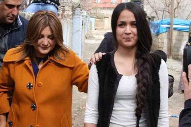 Mutlu Kaya (de branco). Foto: Facebook/Reprodução/ Mutlu Kaya (de branco). Foto: Facebook/Reprodução/