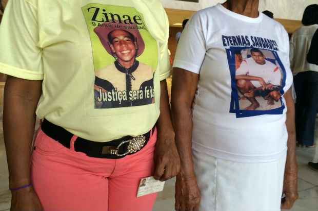 As mães das vítimas chegaram ao fórum vestindo camisas com as fotos dos filhos.Foto: Wagner Oliveira/ DP/ DA Press