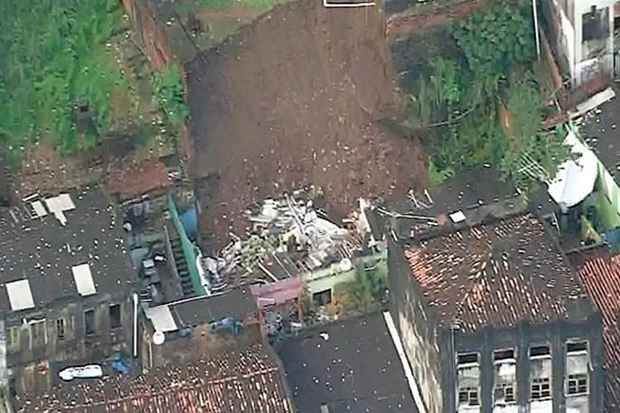 Duas casas foram totalmente destruídas pela terra/Reprodução/TV Bahia Duas casas foram totalmente destruídas pela terra/Reprodução/TV Bahia
