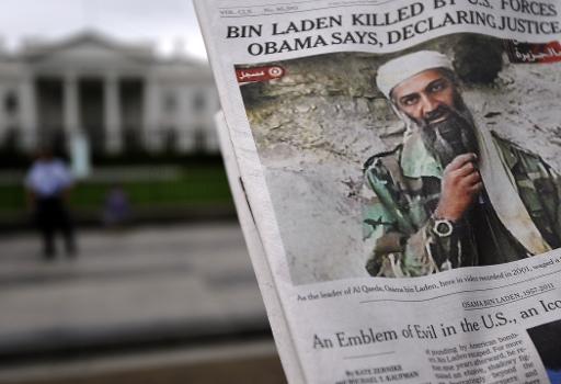 (2011) Homem lê um jornal em Washington com a notícia da morte de Bin Laden. Foto: AFP JEWEL SAMAD/