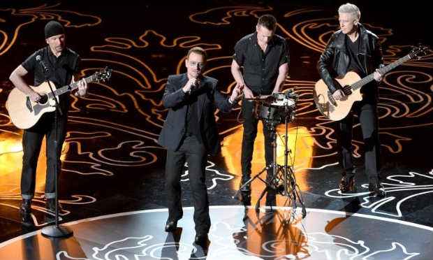 Bono Vox (centro) e sua turma: de volta à estrada para tentar recuperar a forma que levou a banda ao topo. Foto: Kevin Winter/Getty Images/AFP/ Bono Vox (centro) e sua turma: de volta à estrada para tentar recuperar a forma que levou a banda ao topo. Foto: Kevin Winter/Getty Images/AFP/