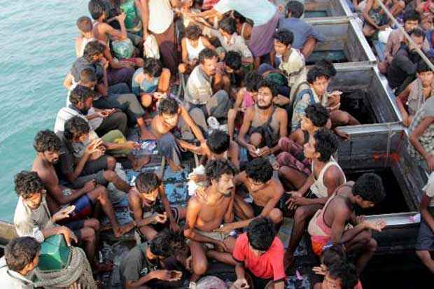Migrantes rohingya em embarcação na costa de Geulumpang, na província indonésia de Aceh, em 20 de maio. Foto: Januar/AFP/ Migrantes rohingya em embarcação na costa de Geulumpang, na província indonésia de Aceh, em 20 de maio. Foto: Januar/AFP/