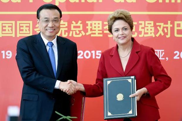A presidente brasileira Dilma Rousseff (D) e o primeiro-ministro chinês Li Keqiang, em Brasília, no dia 19 de maio de 2015. Foto: Evaristo Sá/AFP/