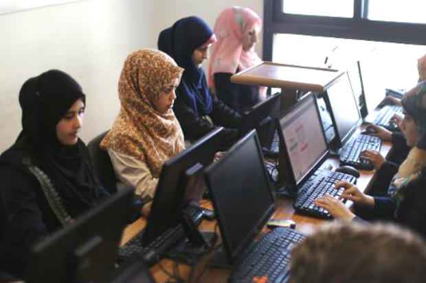 Mulheres palestinas trabalham na empresa Unit One, em Gaza. Foto: AFP/Arquivos MAHMUD HAMS/ Mulheres palestinas trabalham na empresa Unit One, em Gaza. Foto: AFP/Arquivos MAHMUD HAMS/