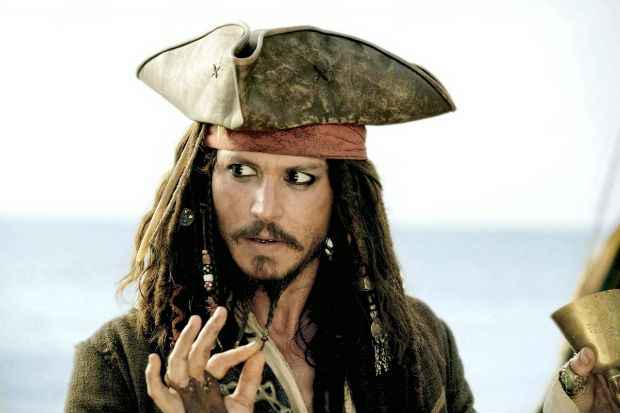 Johnny Depp como o pirata Jack Sparrow em cena de "Piratas do Caribe". Crédito: Disney/Buena Vista/Divulgação/