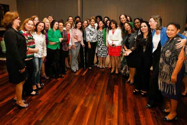 Bancada feminina do Congresso Nacional em jantar com a presidente da República Dilma Rousseff./Roberto Stuckert Filho/PR