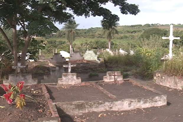 Cemitério se encontra abandonado e coberto por matos. (Foto: TV Clube/Record/Reprodução)/