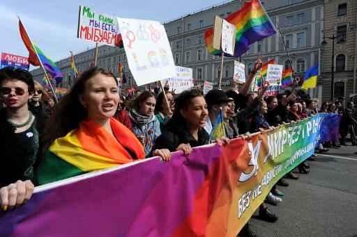 Membros e simpatizantes do movimento LGBT participam de protesto em São Petersburgo, no dia 1º de maio de 2015. Foto: Olga Maltseva/Arquivos/AFP/