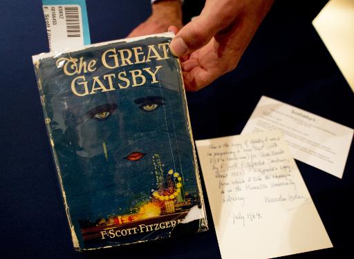 Um exemplar do livro "O Grande Gatsby" (The Great Gatsby), de F. Scott Fitzgerald, é exposto na casa de leilões Sotheby's, em Nova York. Foto: Don Emmert/AFP/ Um exemplar do livro "O Grande Gatsby" (The Great Gatsby), de F. Scott Fitzgerald, é exposto na casa de leilões Sotheby's, em Nova York. Foto: Don Emmert/AFP/