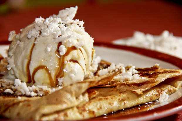Crepe Cascudo consiste no sorvete de tapioca com bolinhas de tapioca. Foto: La Crêperie/ Divulgação