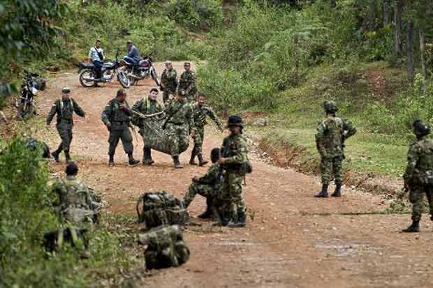Soldados colombianos na área rural do departamento de Cauca em 15 de abril. Foto: Luis Robayo/AFP/Arquivos/ Soldados colombianos na área rural do departamento de Cauca em 15 de abril. Foto: Luis Robayo/AFP/Arquivos/