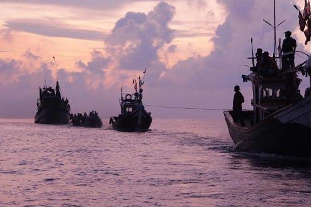 Barco pesqueiro indonésio (d) reboca uma embarcação com imigrantes rohingya na costa da província de Aceh. Foto: Januar/AFP/ Barco pesqueiro indonésio (d) reboca uma embarcação com imigrantes rohingya na costa da província de Aceh. Foto: Januar/AFP/