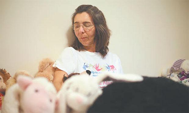 Karla decora o cômodo que preparou para filha dormir. Alguns brinquedos levados durante as visitas foram jogados no lixo pelo pai. Foto:Isly Viana/TV Clube/ Karla decora o cômodo que preparou para filha dormir. Alguns brinquedos levados durante as visitas foram jogados no lixo pelo pai. Foto:Isly Viana/TV Clube/