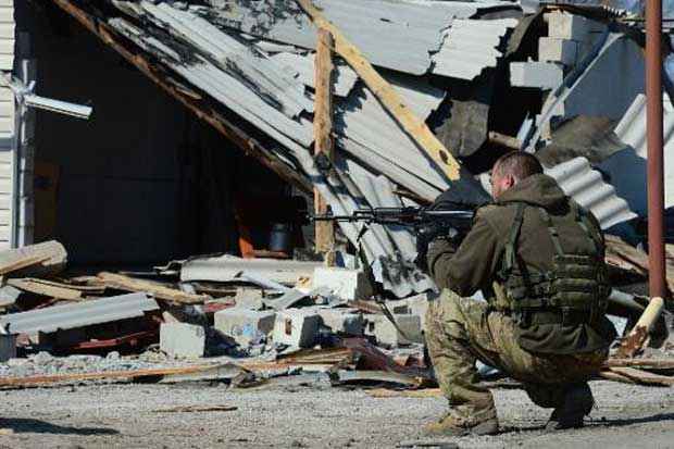Soldado da autoproclamada república popular de Donetsk monta guarda na cidade de Shyrokynem, em março. Foto: John MacDougall/AFP/ Soldado da autoproclamada república popular de Donetsk monta guarda na cidade de Shyrokynem, em março. Foto: John MacDougall/AFP/