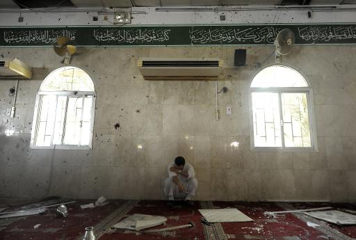 Homem se emociona na mesquita atacada. Foto: AFP/ STR/ Homem se emociona na mesquita atacada. Foto: AFP/ STR/