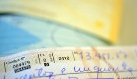 O percentual de cheques devolvidos pela segunda vez por falta de fundos em abril atingiu 2,26%. Foto: Arquivo/Agência Brasil