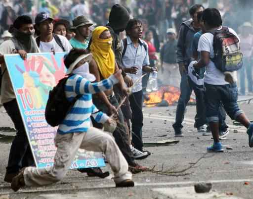Manifestantes protestam contra o projeto de mineração Tía María na cidade de Arequipa em 14 de maio - Foto: AFP/Arquivos STR/AFP/Arquivos STR Manifestantes protestam contra o projeto de mineração Tía María na cidade de Arequipa em 14 de maio - Foto: AFP/Arquivos STR/AFP/Arquivos STR