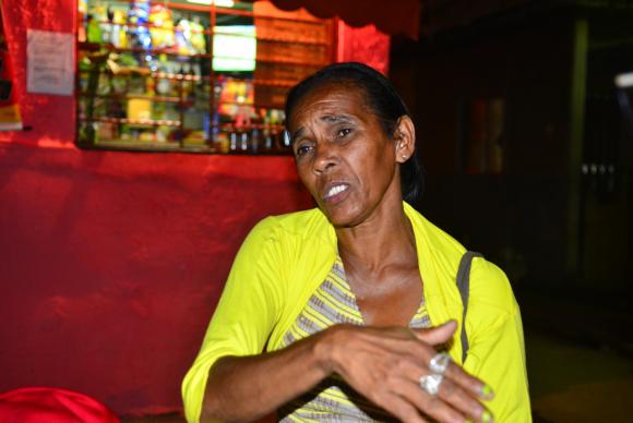 Jane Maria Silva, mãe do adolescente suspeito da morte do ciclista Jaime Gold e fundadora do Fórum Social de Manguinhos, diz que tem dúvida sobre a participação do filho no crime. Foto: Tânia Rêgo/Agência Brasil/