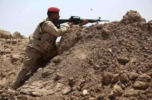 Um soldado iraquiano é visto durante combate ao grupo Estado Islâmico (EI), em Ramadi, no dia 19 de maio de 2015
Foto: Ahmad Al-Rubaye/ AFP/ Um soldado iraquiano é visto durante combate ao grupo Estado Islâmico (EI), em Ramadi, no dia 19 de maio de 2015
Foto: Ahmad Al-Rubaye/ AFP/