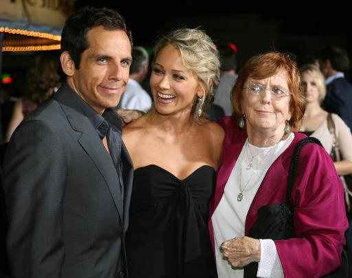 O casal Ben Stiller e Christine Taylor com Anne Meara. Foto: Gabriel Bouys/AFP/ O casal Ben Stiller e Christine Taylor com Anne Meara. Foto: Gabriel Bouys/AFP/