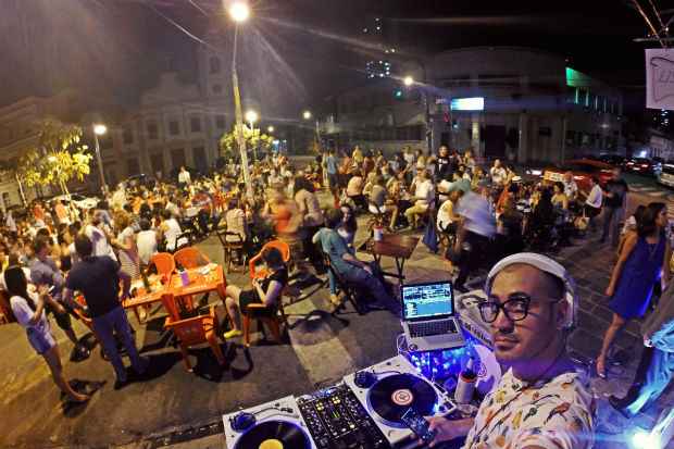 Terça do Vinil movimenta o largo de Santa Cruz, na Boa Vista. Crédito: DJ 440/Divulgação/ Terça do Vinil movimenta o largo de Santa Cruz, na Boa Vista. Crédito: DJ 440/Divulgação/